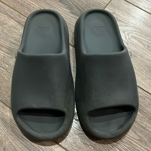 YZY Slide made by Adidas slightly worn - Picture 1 of 7
